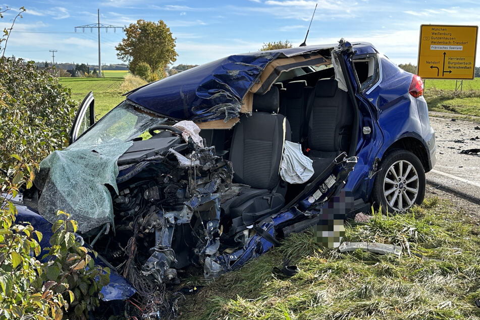 Tödlicher Unfall: Ford kracht im Gegenverkehr in Lkw