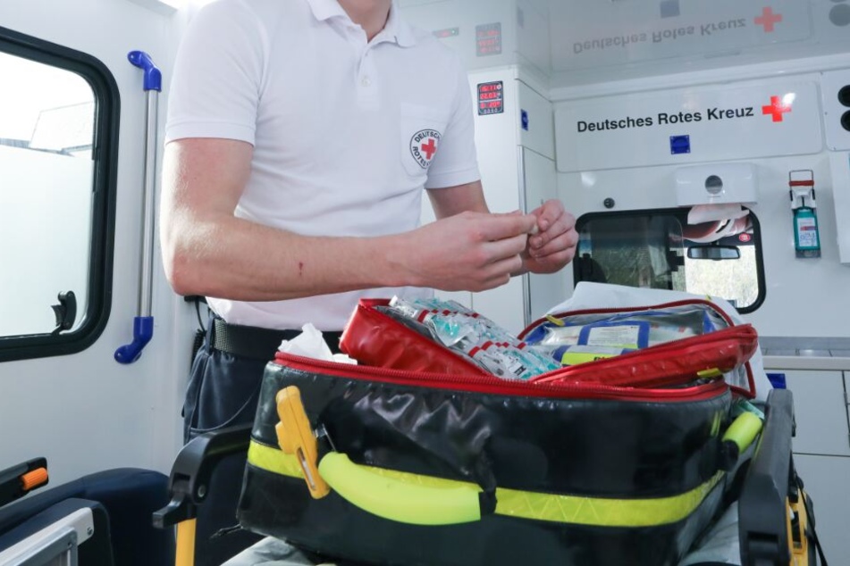 Mit einem Rettungswagen wurde der Verletzte in ein Krankenhaus gefahren. (Symbolbild)