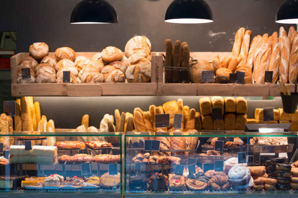 Zwei weibliche Angestellte einer Bäckerei-Filiale im Dessauer Hauptbahnhof wurden rassistisch beleidigt und bedroht. (Symbolbild)