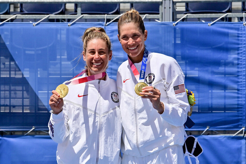 April Ross (L) and Alix Klinemann (R) with their gold medals from the women's beach volleyball final.