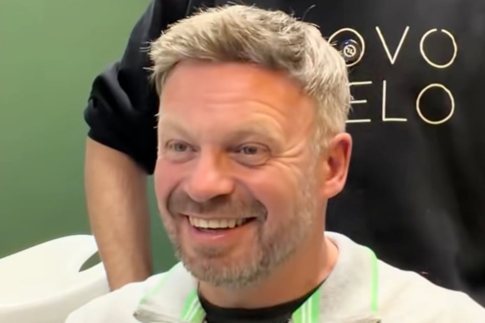 Scott kommt aus dem Staunen kaum heraus. So volles Haar will er noch nie in seinem Leben gehabt haben.