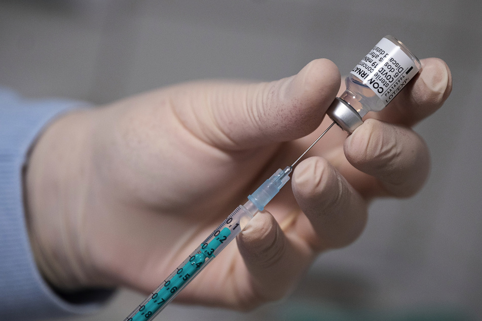 In Hamburg, Schleswig-Holstein und im Saarland können sich Menschen ab Samstag mit dem neuen Corona-Impfstoff von Novavax immunisieren lassen.
