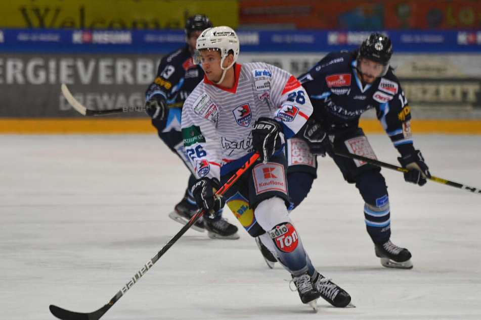 So ähnlich wie hier im Heimspiel war Eislöwe Toni Ritter (r.) Freitag hinter einem Heilbronner her. Mit der Kelle spitzelte er den Puck weg und der Falke fiel hin.