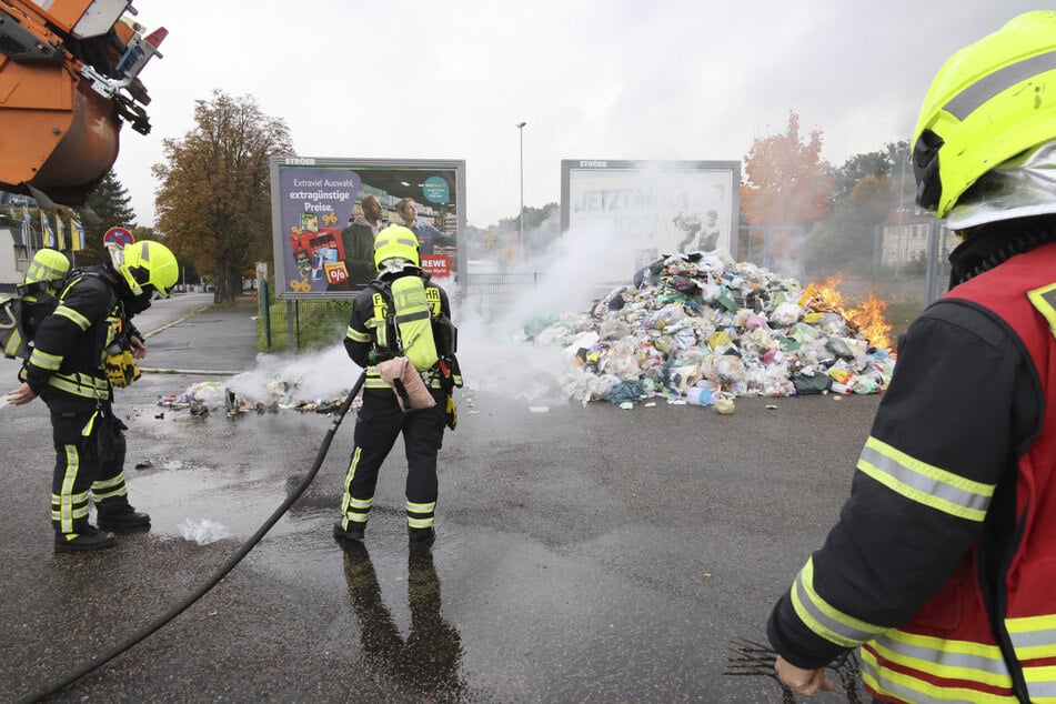 In einem Müllfahrzeug geriet am Freitag Müll in Brand.