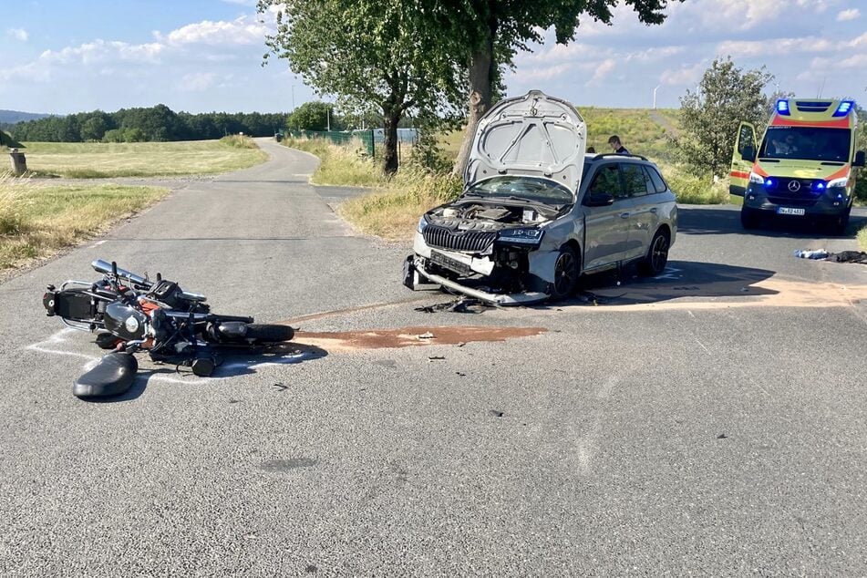 Sowohl das Motorrad als auch der Skoda Fabia sind stark beschädigt worden.