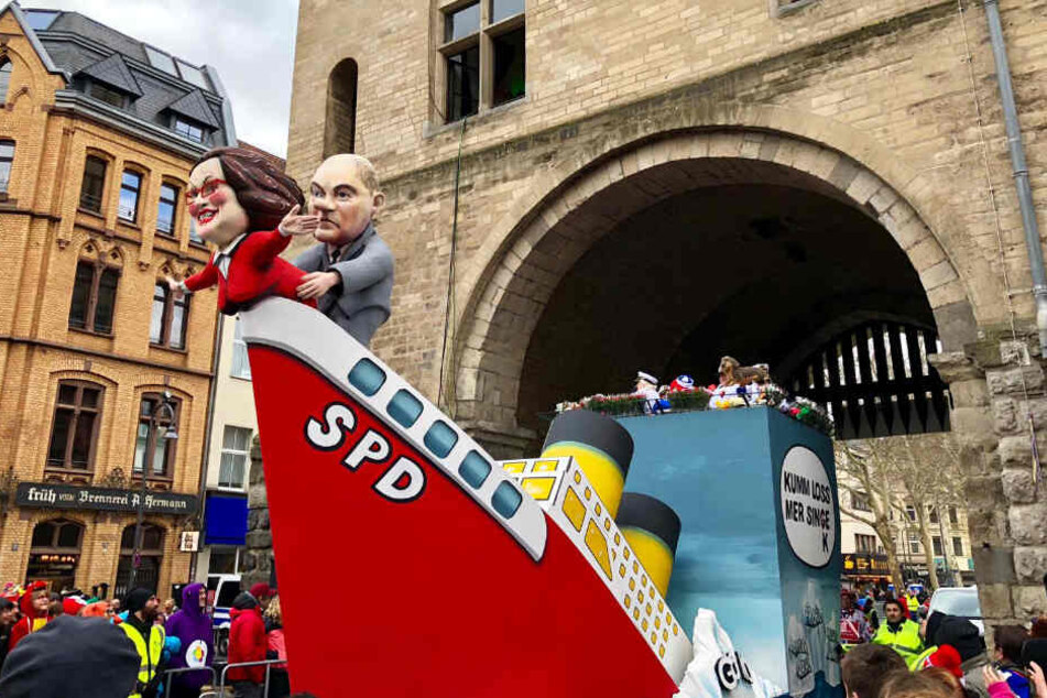 Der Motivwagen der Großen Sülz-Klettenberger KG e. V. von 1928 zeigt die SPD als untergehendes Schiff