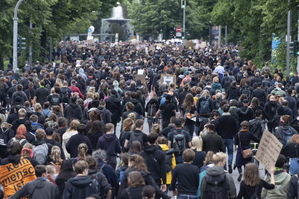 Tausende Menschen ziehen bei einer Demonstration gegen Rassismus durch Dresden.
