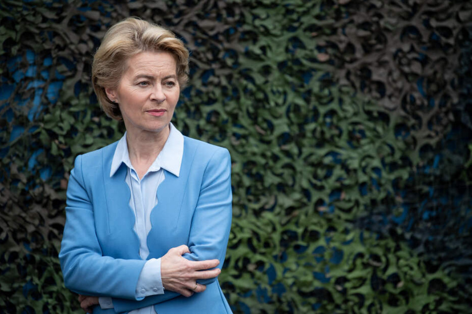 Ursula von der Leyen (CDU) hat ihren Rücktritt als Verteidigungsministerin angekündigt.