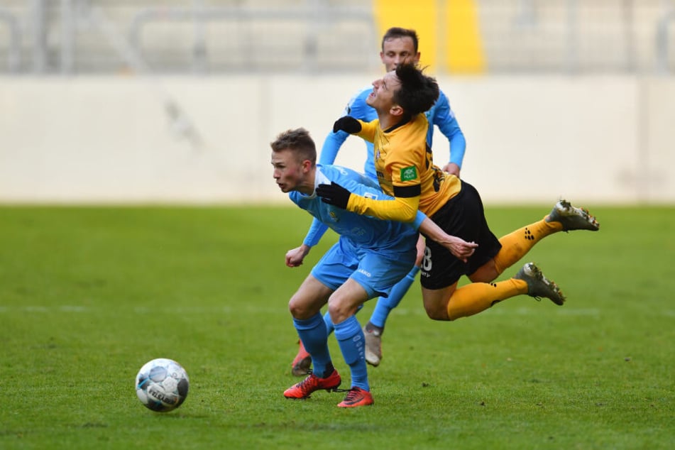 Jakob Gesien (l.) durfte beim Test in Dresden ran, lässt hier Dynamos Baris Atik abprallen.