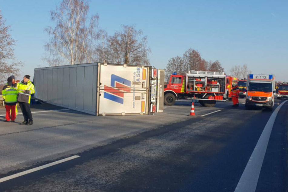 Durch den heftigen Aufprall kippte der Lkw um.