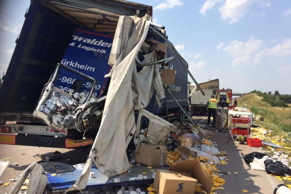 Neben dem vorausfahrenden Lastwagen war auch noch ein zweiter Brummi am Unfall beteiligt. Einer der Fahrer erlitt leichte Verletzungen.