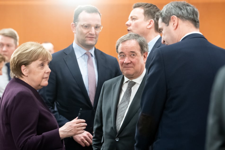 Bundeskanzlerin Angela Merkel, Armin Laschet und Markus Söder unterhalten sich.