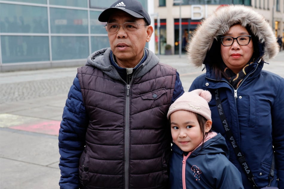 Die Familie Pham-Nguyen Anfang des Jahres bei einer Demonstration auf dem Düsseldorfer Platz in Chemnitz.