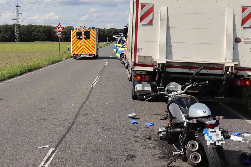 Tödlicher Reifenplatzer: Als Lkw bremst, ist es für Motorrad-Fahrer zu spät