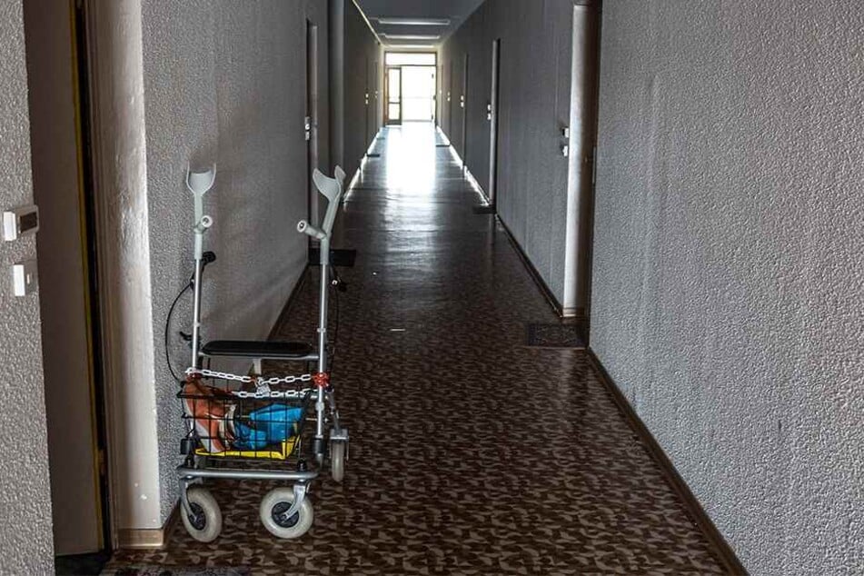 Senioren werden in den Flur oder nach draußen gelockt, inzwischen wird die Wohnung durchwühlt.