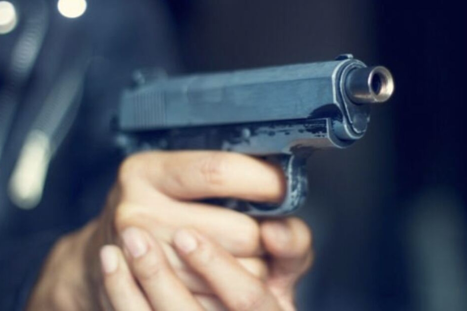 Der Maskierte richtete einen pistolenähnlichen Gegenstand auf die Angestellte.