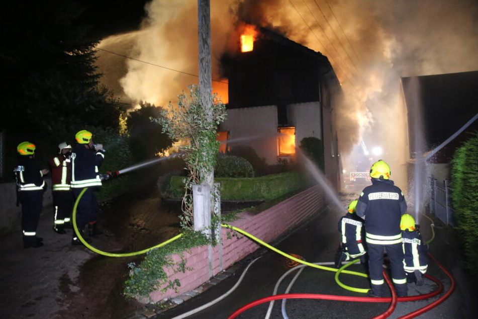 Die Feuerwehren kämpften die ganze Nacht gegen die Flammen.