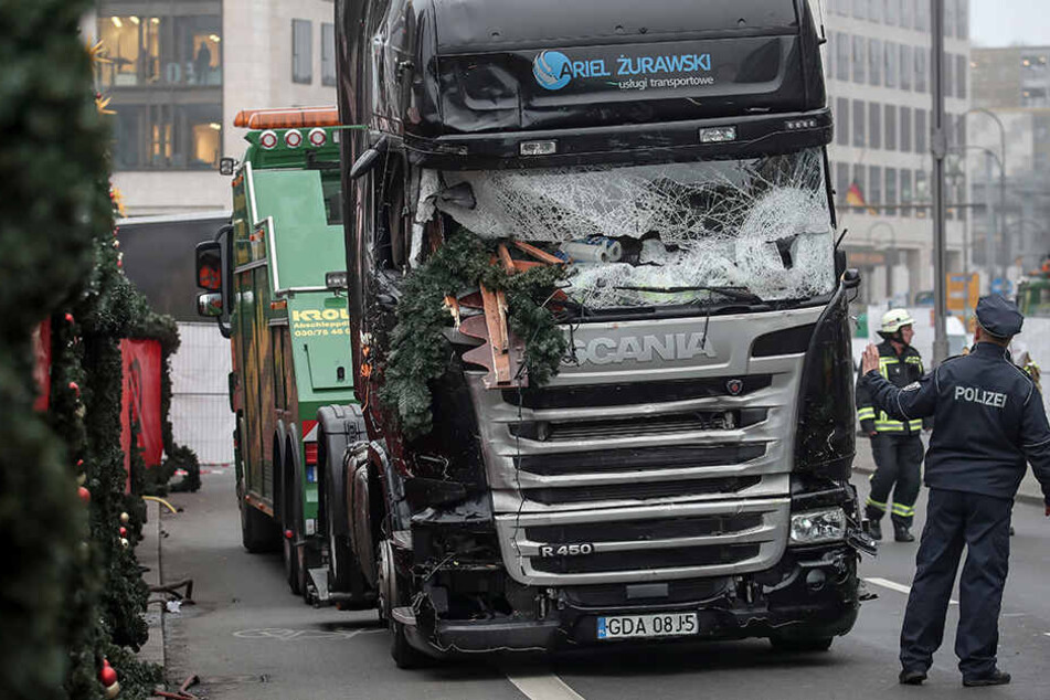 Der LKW mit zerstörter Scheibe wird am 20.12.2016 am Weihnachtsmarkt am Breitscheidplatz in Berlin abgeschleppt.