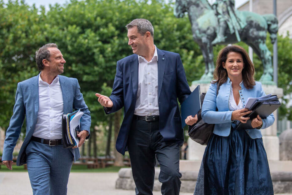 Thorsten Glauber (Freie Wähler;l-r), bayerischer Staatsminister für Umwelt- und Verbraucherschutz, Markus Söder (CSU) und Michaela Kaniber (CSU), bayerische Staatsministerin für Ernährung, Landwirtschaft und Forsten.