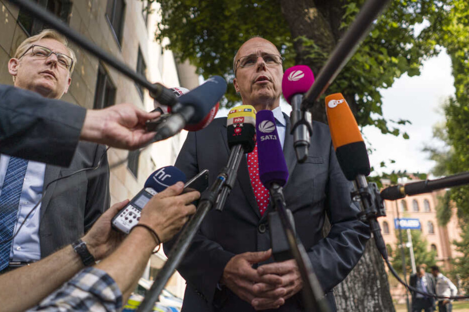 Der hessisches Innenminister Peter Beuth (Re.) und Ordnungsdezernent der Stadt Frankfurt, Markus Frank.