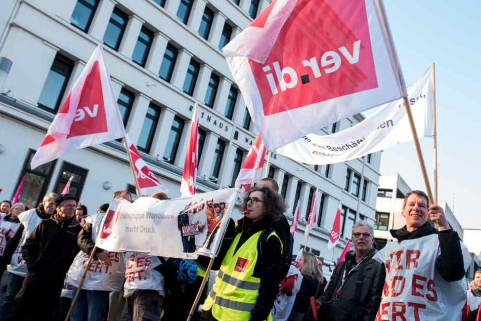 Teilnehmer eines Streiks der Hamburger Bezirksämter stehen vor dem Rathaus Wandsbek.