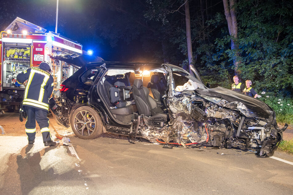 Eine betrunkene 34-jährige BMW-Fahrerin sorgte für einen heftigen Crash gegen einen Baum und zwei Verkehrsschilder. Die 38-jährige Beifahrerin wurde dabei schwer verletzt.