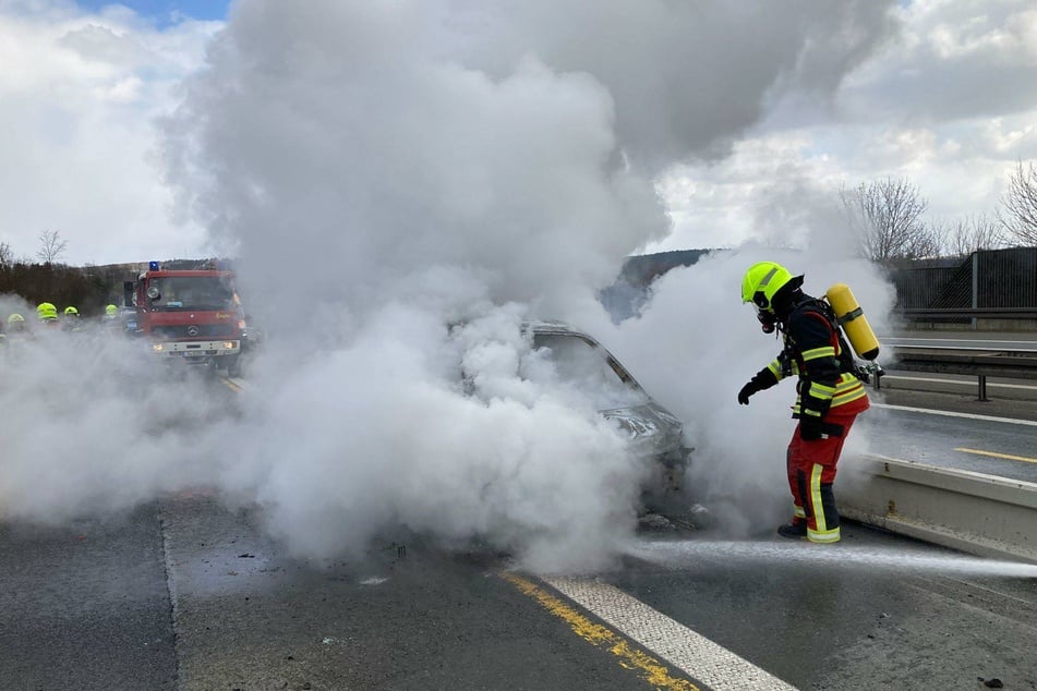 Unfall A72: Sperrung auf A72: Auto fängt plötzlich an zu brennen