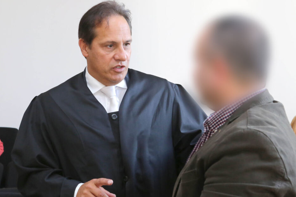 Rechtsanwalt Andreas Salami und der Kläger unterhalten sich vor Beginn der Verhandlung.