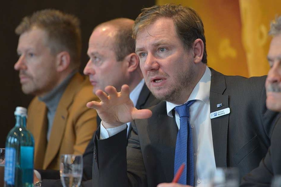 Christoph Neuberg (43), IHK-Geschäftsführer Standortpolitik, müht sich um Lösungen für Autozulieferer.