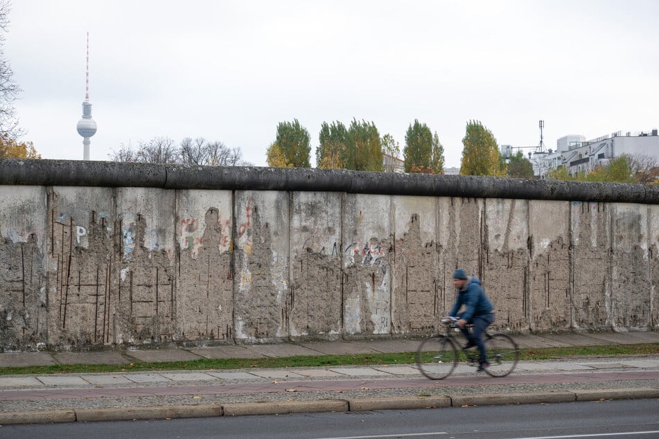 An der Gedenkstätte an der Bernauer Straße wird in den kommenden Tagen der Mauerfall vor 35 Jahren gefeiert.