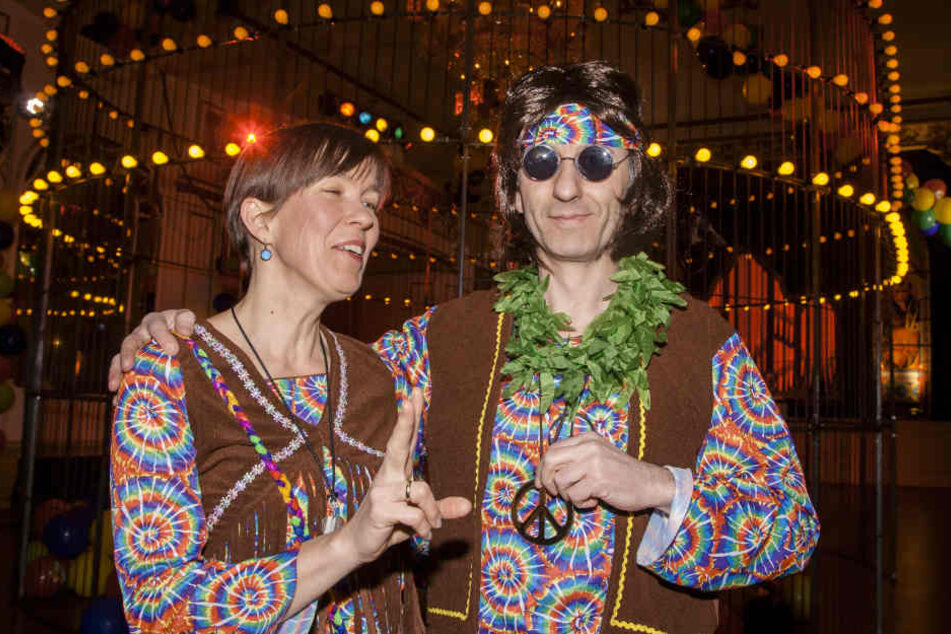 Ute und Thomas Höck (beide 49) als Hippies beim Fasching im Parkhotel Dresden: "Wir sind zum ersten Mal hier und wollen viel tanzen und chillen."