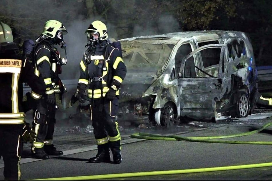 Ein Transporter ist auf der A2 in Richtung Magdeburg ausgebrannt.