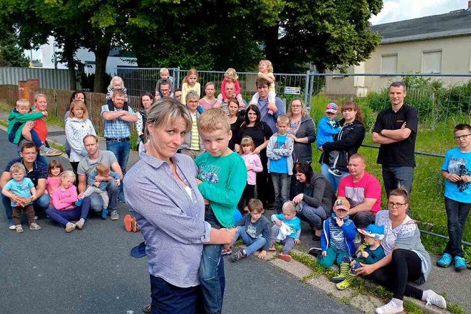 Die Kita "Reichenhainer Wichtelberg" ist seit Februar dicht, sollte saniert werden. Weil die Kosten gestiegen sind, wissen Kinder und Eltern nicht weiter.