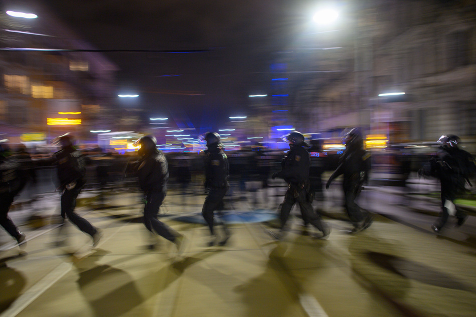 Magdeburg: Polizisten richten eine Blockade einer Straße ein.