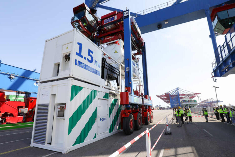 Ein Containertransportfahrzeug (Van-Carrier) demonstriert am HHLA-Terminal Burchardkai was es kann (Symbolbild).