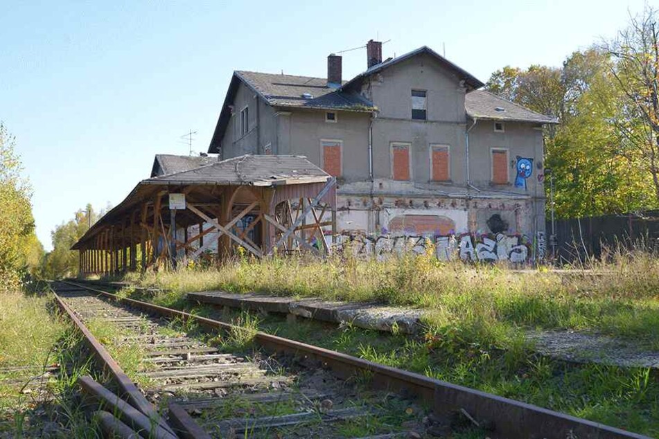 Der alte Bahnhof von Limbach steht seit 2000 leer und verfällt. Mit einer
Tram-Linie nach LO könnte er ein Comeback feiern.