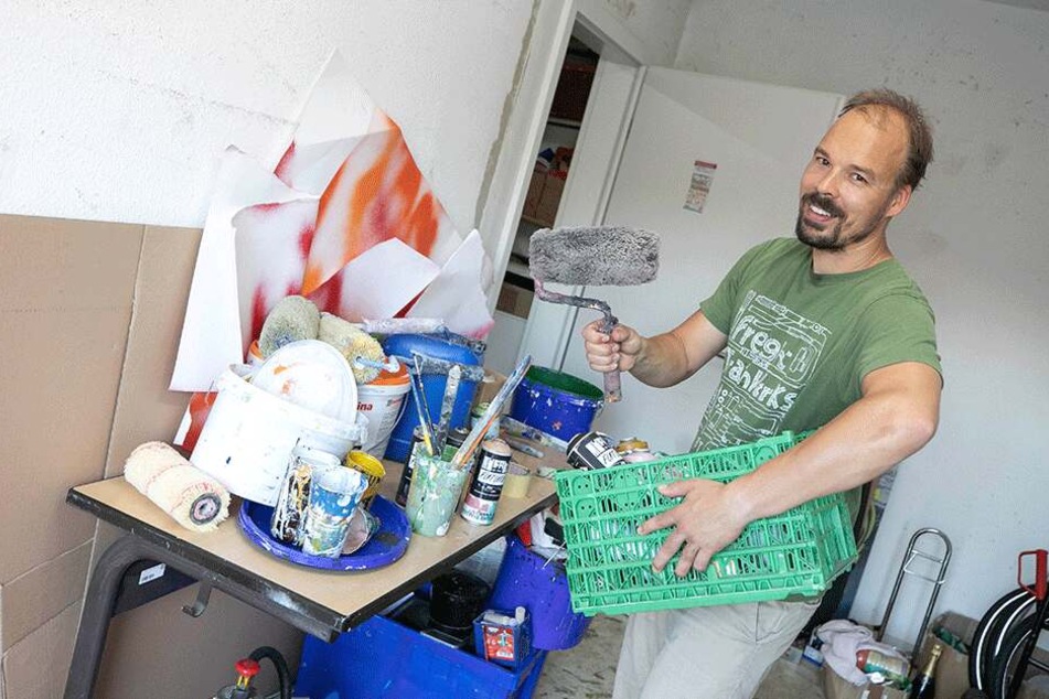 Jens Besser nimmt Klamotten, Spraydosen, Farbe und Papier mit auf die Reise.