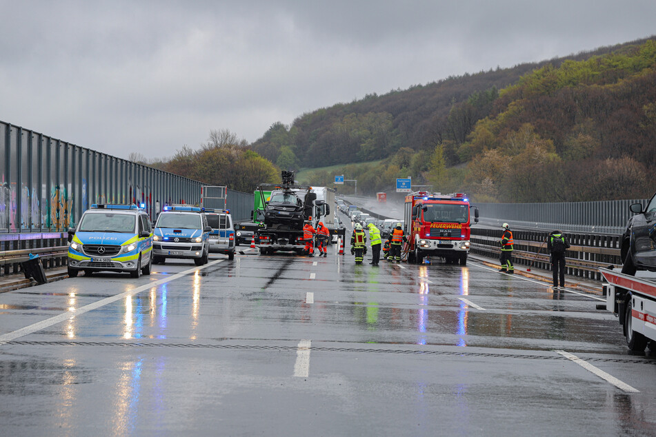 Auf der A1 bei Wuppertal hat es am Mittwochmorgen zwei schwere Unfälle gegeben, die für starke Verkehrsbehinderungen im Berufsverkehr sorgen.