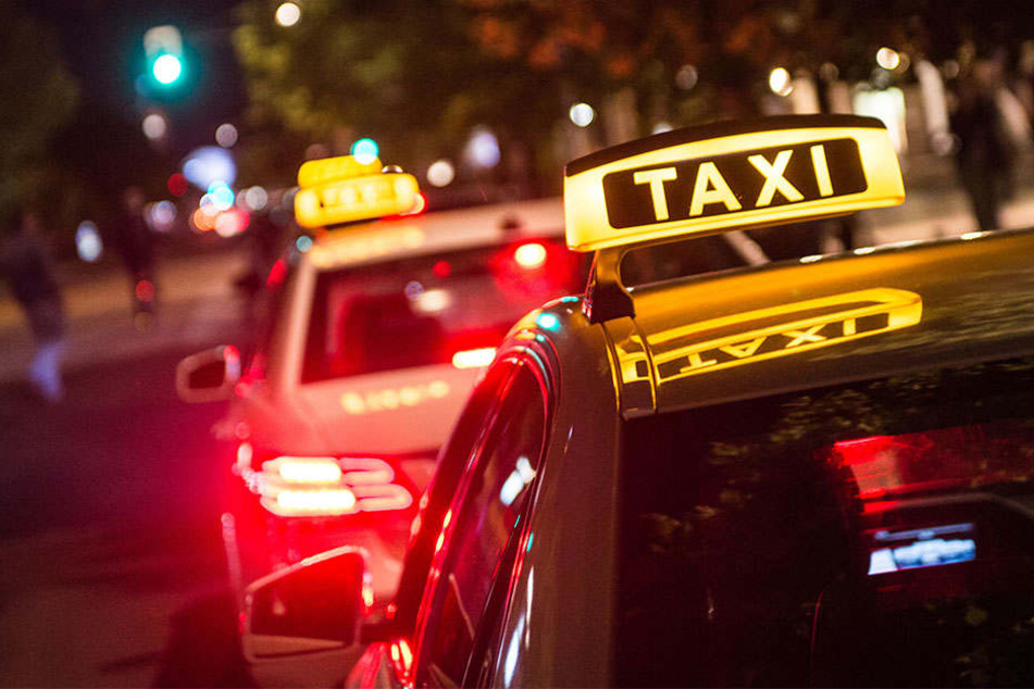 Weil er kein Geld bei sich hatte, wollte ein Kunde dem Taxifahrer das Geld am Ankunftsort übergeben. Doch der Mann tauchte nicht wieder auf.