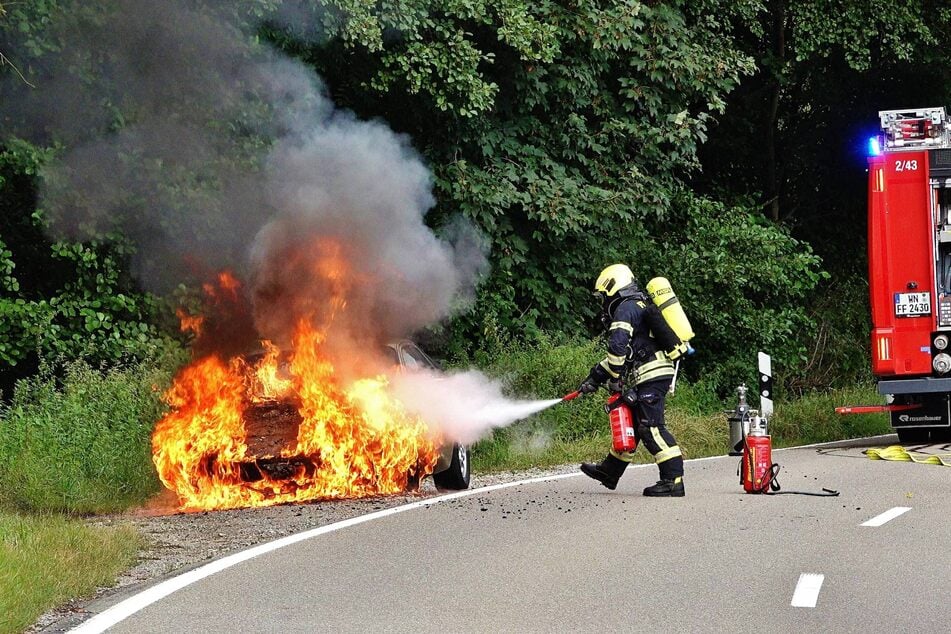 Das Fahrzeug stand lichterloh in Flammen.