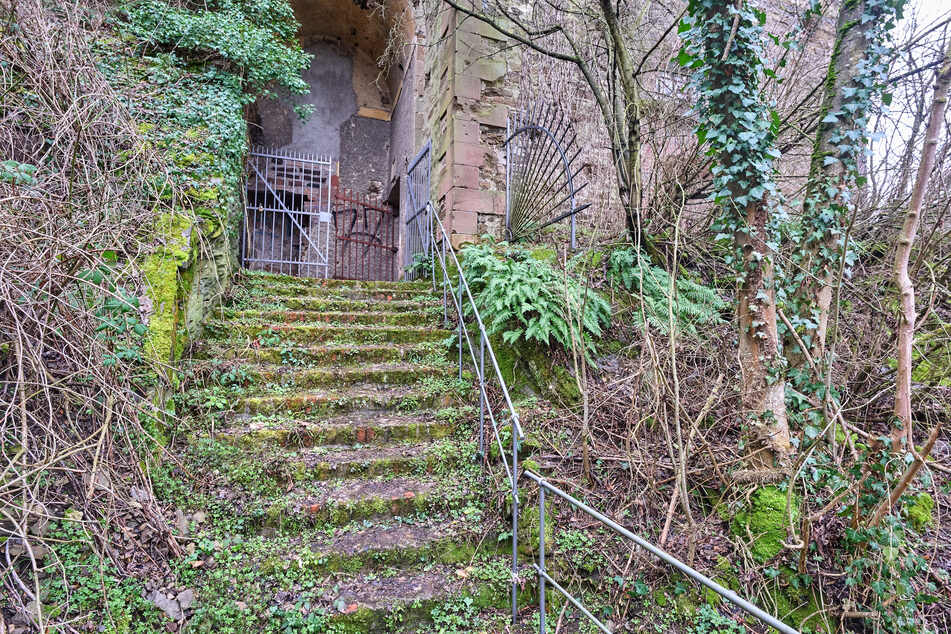 Eine steile Treppe führt in das ehemalige Arbeitszimmer des preußischen Generals Aster.