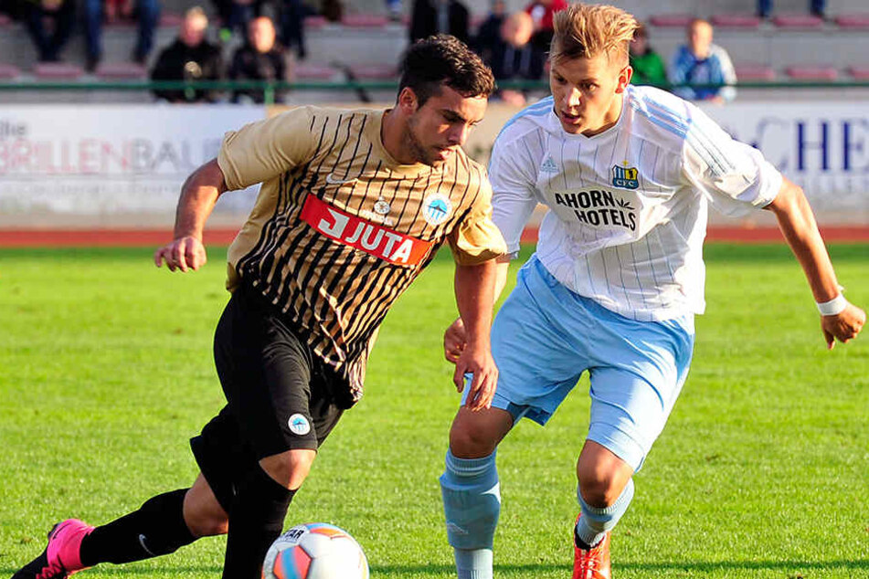 Bereits
vor einem Jahr lief der CFC in Flöha auf. In diesem Zweikampf versucht Marcel
Kaffenberger (re.), inzwischen nach Lotte gewechselt, Sebastian Cal (Slovan
Liberec) den Ball abzujagen.