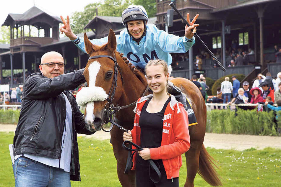 Jockey Michel Cadeddu freut sich mit
Gert Barsig (l.), Gatte von Trainerin
Claudia Barsig, über den Sieg auf Christo.