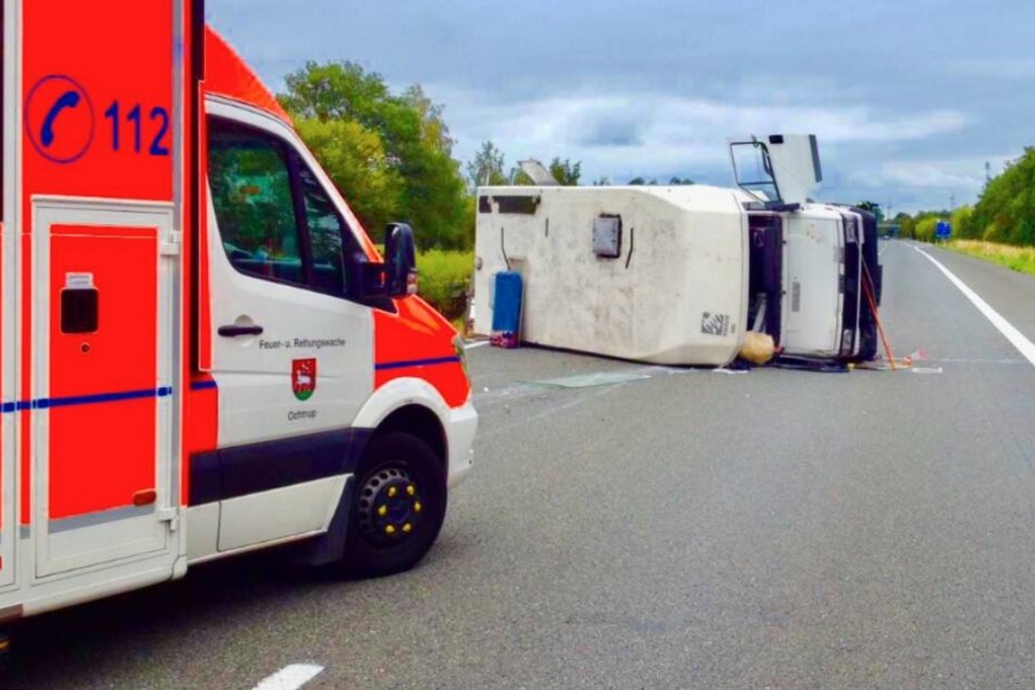 Das Wohnmobil blieb mitten auf den Fahrspuren liegen.