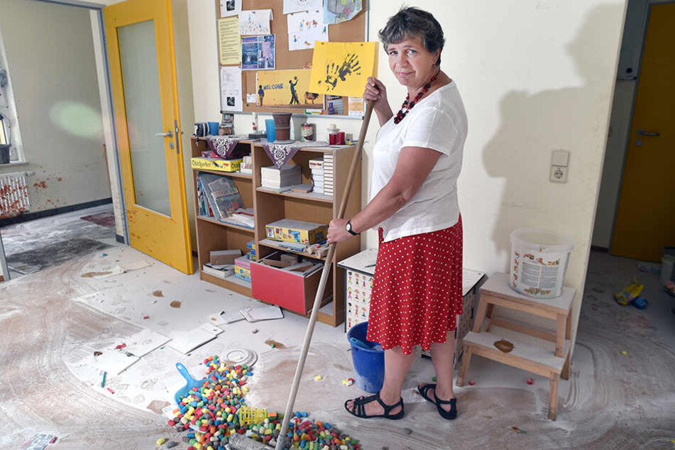 Sozialpädagogin Rosemarie Hannemann (60) versuchte am Donnerstag, etwas Ordnung in das Chaos zu bringen.