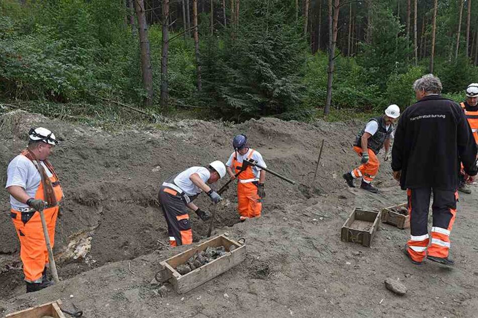 Experten bei der Granatensprengung in der Dippoldiswalder Heide.