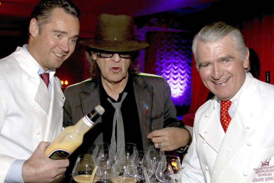 An der Seite seines Sohns Dirk (links) zeigte sich Rüdiger Kowalke (rechts) immer gerne mit der Hamburger Prominenz, wie hier mit Udo Lindenberg.