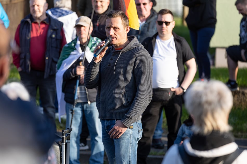 Der rechte Liedermacher Axel Schlimper ergriff auch diesmal das Wort. Bei der Demo am 10. Mai kam es wegen seiner Rede zur Eskalation.