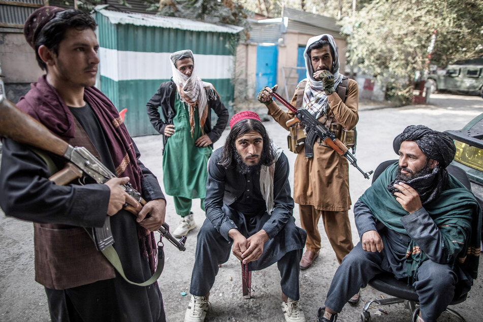 Taliban-Kämpfer halten Wache vor einer Polizeistation in Kabul.