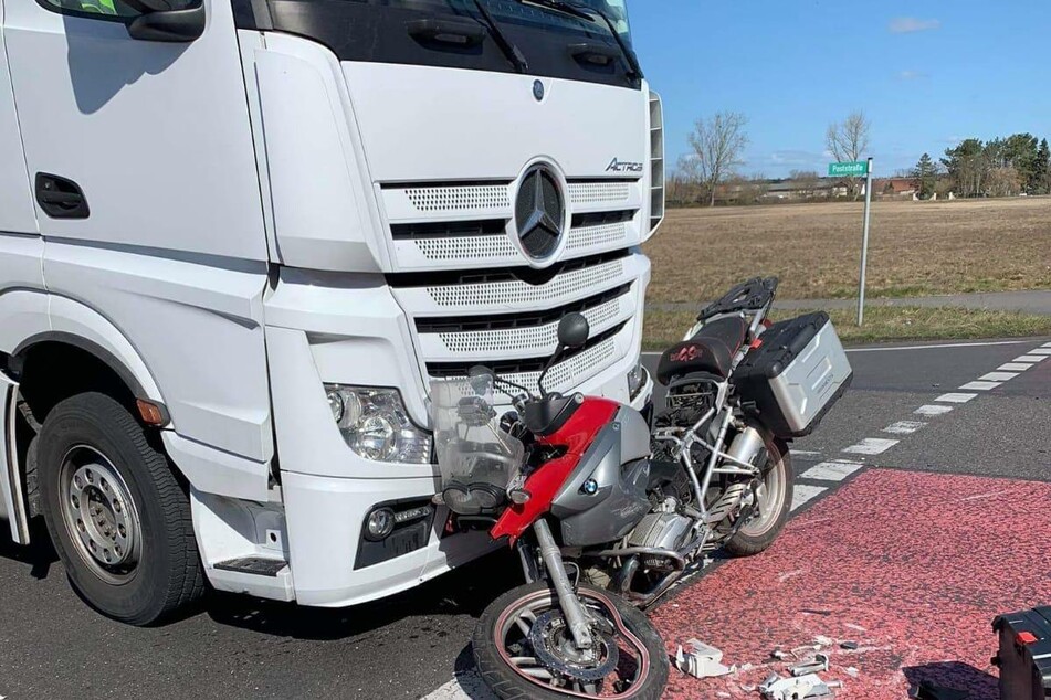 Schwerer Unfall: Lkw-Fahrer übersieht Motorrad